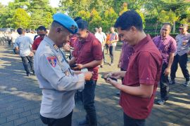 Propam Polres Jembrana periksa ponsel anggota pastikan tak ikut judol