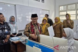 Mendikdasmen nilai TKA SMP hari kedua di Surabaya berjalan lancar