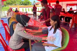 Polri layani kesehatan warga pengungsi di Desa Sidenbopo Malut