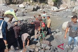 TNI AD dan warga bangun jembatan penghubung desa di Aceh