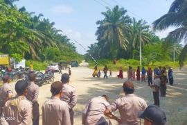 Masyarakat protes jalan rusak, Anggota DPRD Riau Fairus minta PT KTU Siak responsif
