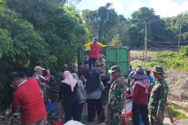 DLH Bangka Selatan gotong royong bersama dukung Gerakan Indonesia Asri