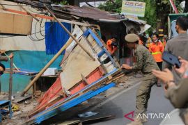 Satpol PP Makassar tertibkan 15 pedagang berjualan di trotoar