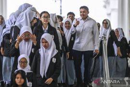 Seskab Teddy Indra Wijaya sambut pelajar yang mengunjungi Kompleks Istana Kepresidenan