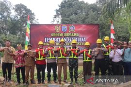 TNI bangun jembatan gantung di perbatasan Sanggau