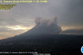 Gunung Semeru erupsi luncurkan awan panas guguran sejauh 4,5 km