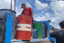 Polda Maluku ungkap dugaan penimbunan minyak tanah dan oplosan solar di Kapahaha Ambon