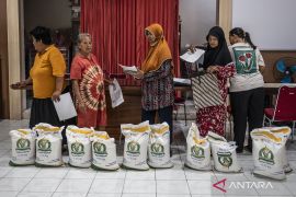 Tembus 67 juta kilo beras! Bulog Jawa Tengah mulai salurkan bantuan pangan serentak di 25 daerah