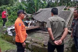 Pemkab Jembrana bantu perbaikan rumah korban bencana