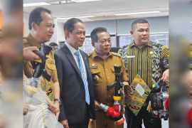 Bupati Kapuas terima hibah peralatan karhutla dari Kementerian LH