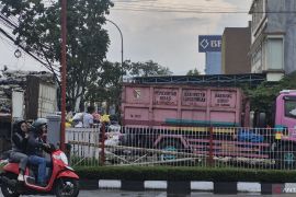 Pemkab Bandung mempertimbangkan penegakan hukum atasi sampah liar