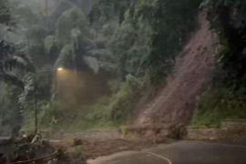 Cadas Pangeran Longsor, Jalur Bandung-Sumedang Lumpuh Total!