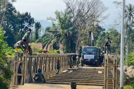 TNI AD membangun jembatan di lokasi bencana Sumbar