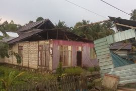 Tiga rumah warga rusak akibat angin puting beliung di Banggai Kepulauan