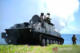 Prajurit Menkav 2 Marinir latihan serbuan amfibi di Situbondo