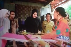 Tenun emas Sidrap harus naik kelas