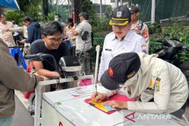 Jakpus tertibkan sejumlah lapak PKL gunakan trotoar di Cempaka Putih