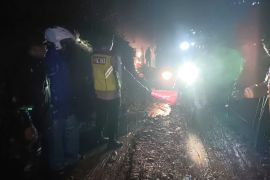 Jalur Garut Selatan Lumpuh Akibat Longsor, Petugas Masih Berjibaku!