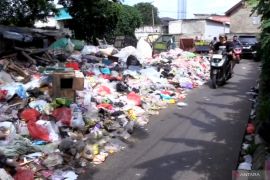 Warga keluhkan jalan sempit imbas tumpukan sampah di Cakung Barat