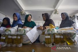 Kabar gembira! Bulog Indramayu salurkan bansos pangan serentak, warga Karangsong mulai antre