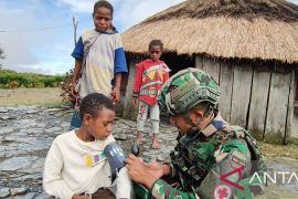 Satgas Yonif 136 layani pengobatan keliling di Distrik Puncak Senyum Papua Tengah