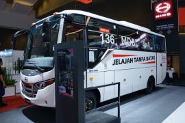 Hino luncurkan bus berpenggerak 4x4 untuk medan berat