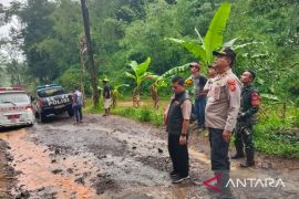 Warga Pagelaran Cianjur Digegerkan Mayat Tergantung di Pohon