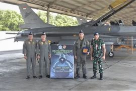 Danlanud Iswahjudi sematkan badge 1.000 jam terbang Lettu Pnb Chandra