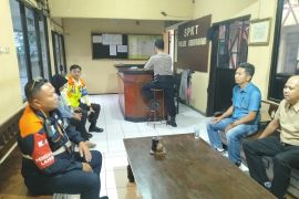 Petugas KAI Madiun selamatkan warga hendak bunuh diri di rel kereta