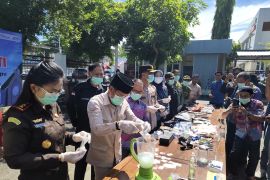 Kejari Dompu musnahkan sabu 67,11 gram, 965 butir tramadol dan ratusan senjata tajam