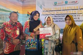 Ratusan warga miskin ekstrem Situbondo terima bantuan modal usaha