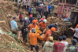 Tim SAR temukan satu korban longsor di Sumedang Kamis Siang