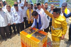 Kementrans bantu rehab SD dan tanggul sungai di kawasan transmigrasi