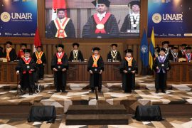Unair kukuhkan lima guru besar dorong ilmu jadi solusi digital