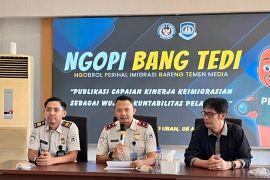 Imigrasi Tanjunguban perpanjang izin tinggal kunjungan 10 WNA