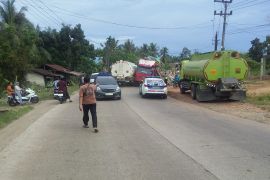 Dua kendaraan truk tronton alami kecelakaan