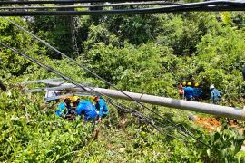 Cuaca ekstrem picu tiang listrik roboh di Toboali, PLN lakukan pemulihan cepat