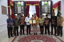 Pemkot Padang-Provinsi tandatangani kerjasama dukungan pengolahan sampah jadi listrik