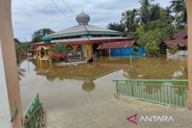 Pemkot Bengkulu dirikan posko kesehatan di sejumlah lokasi banjir