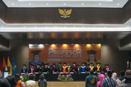 Unika Atma Jaya kukuhkan dua Guru Besar bidang Ekonomi dan Pendidikan