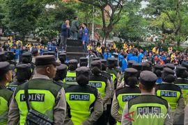 Kepolisian kawal aksi demo mahasiswa Semarang di depan DPRD Jateng
