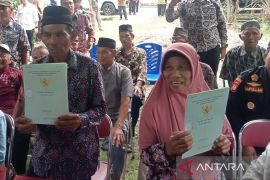 Pemkab Bantul menyerahkan sertifikat tanah Mbah Tupon