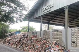 Tumpukan sampah di TPS 3R Pulogebang meluber, warga resahkan penyakit