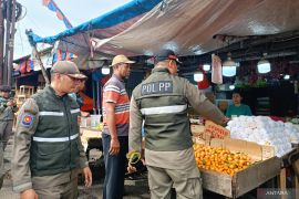 Puluhan PKL berhenti berjualan saat penertiban di Jalan Raya Bogor
