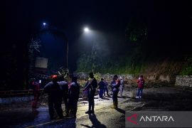 Waspada! Akses jalan nasional Cadas Pangeran tertutup longsor, simak kondisi terkini dan proses evakuasi