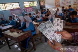 Ribuan pelajar di Batang Jawa Tengah diberi obat cacing agar tubuh mampu serap gizi makanan