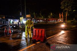 Penutupan akses jalan nasional Cadas Pangeran akibat longsor