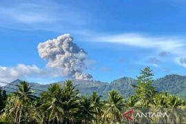Gunung Dukono lontarkan abu vulkanik setinggi hingga 1.100 meter