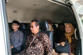 Pejabat hingga Wali Kota Mataram pakai bus ke Kantor DPRD