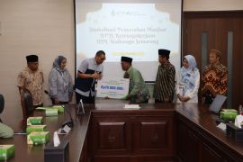 UIN Walisongo serahkan dana manfaat BPJS senilai Rp 420 juta bagi keluarga mahasiswa KKN korban musibah